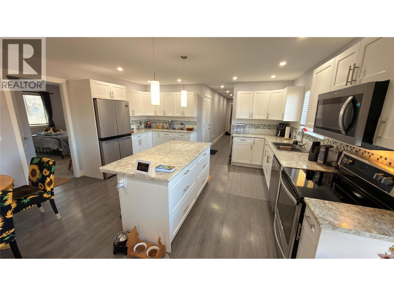 594 Sixth Avenue, Midway, BC - Indoor Photo Showing Kitchen