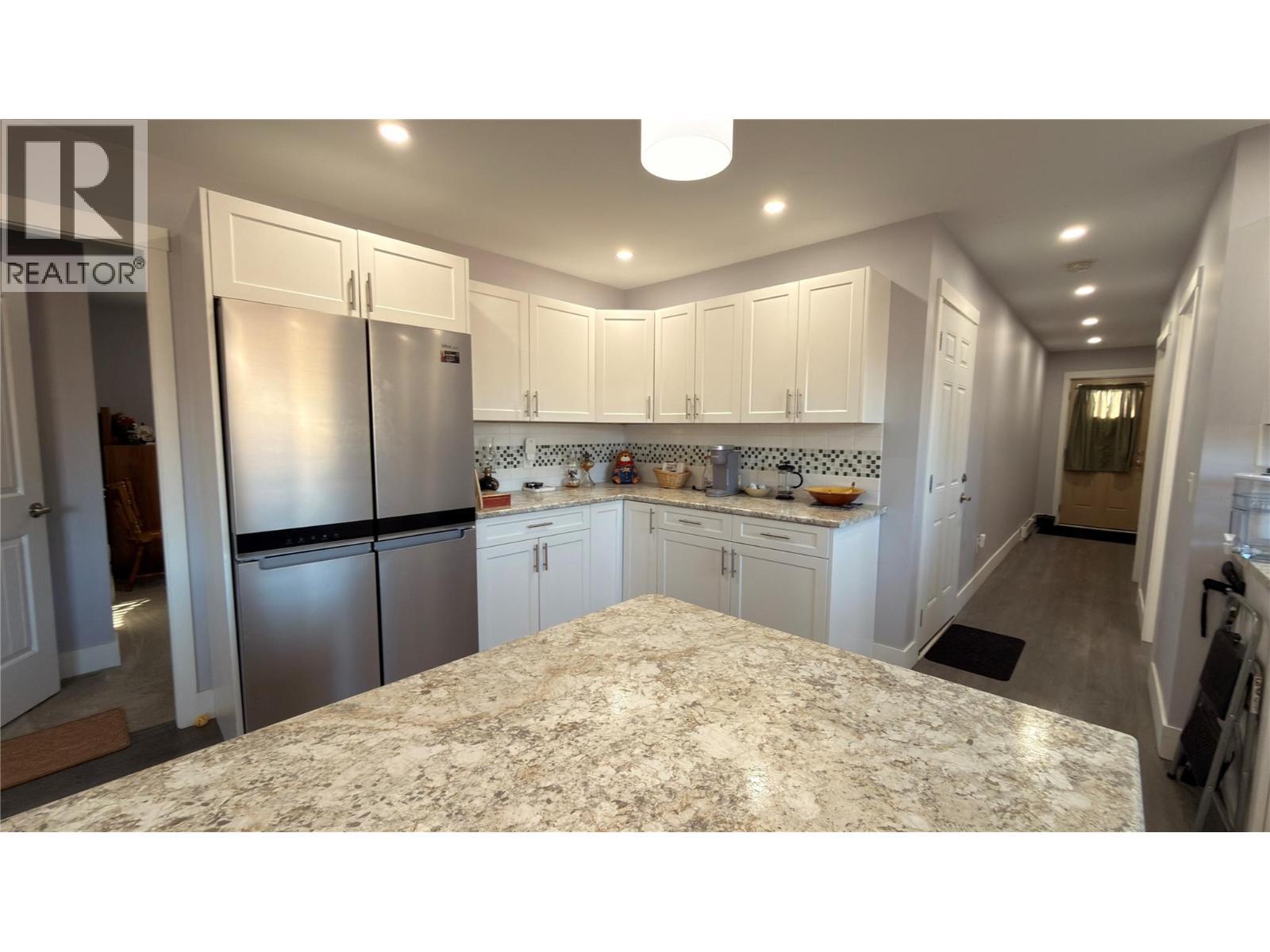 594 Sixth Avenue, Midway, BC - Indoor Photo Showing Kitchen