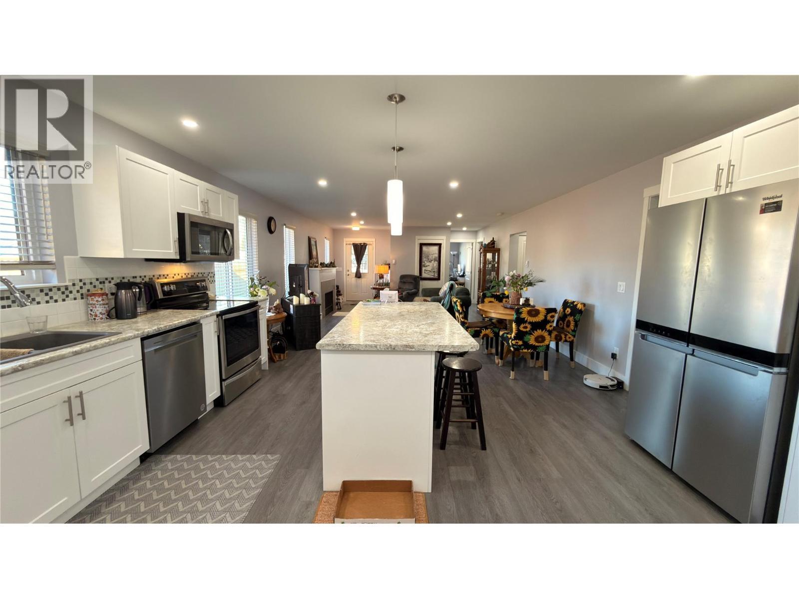 594 Sixth Avenue, Midway, BC - Indoor Photo Showing Kitchen