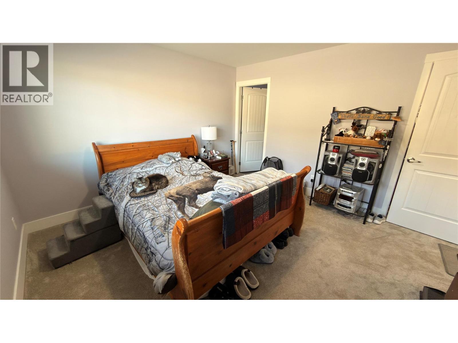 594 Sixth Avenue, Midway, BC - Indoor Photo Showing Bedroom