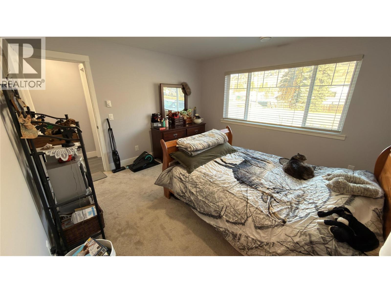 594 Sixth Avenue, Midway, BC - Indoor Photo Showing Bedroom