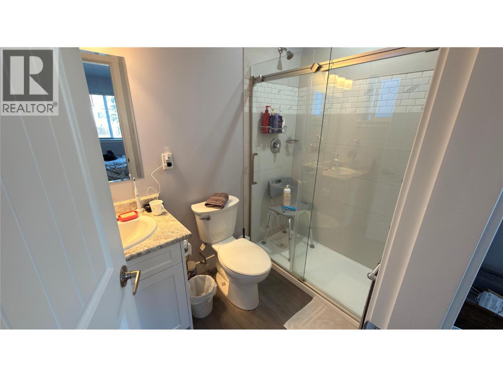 594 Sixth Avenue, Midway, BC - Indoor Photo Showing Bathroom