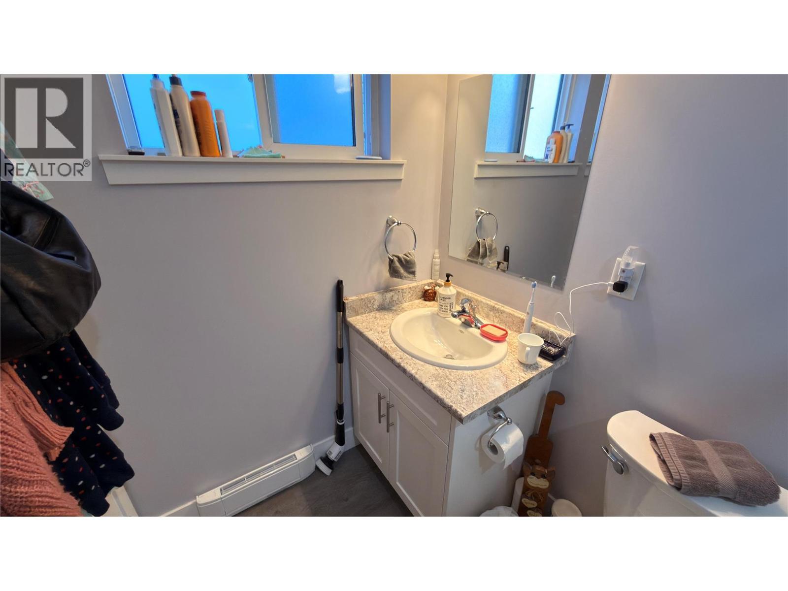 594 Sixth Avenue, Midway, BC - Indoor Photo Showing Bathroom