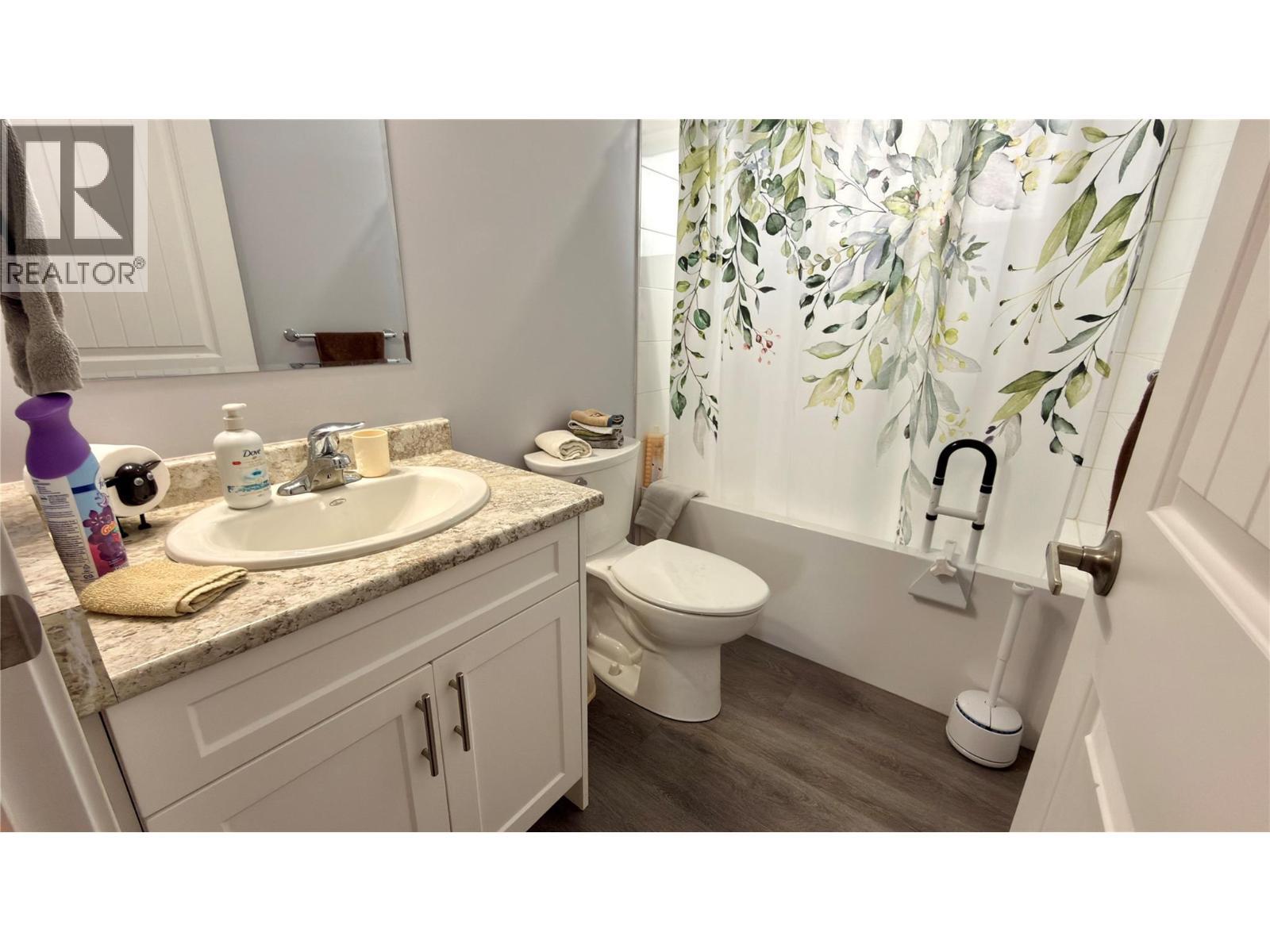 594 Sixth Avenue, Midway, BC - Indoor Photo Showing Bathroom