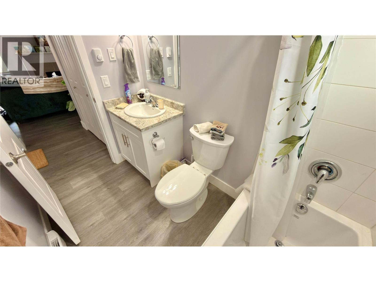594 Sixth Avenue, Midway, BC - Indoor Photo Showing Bathroom