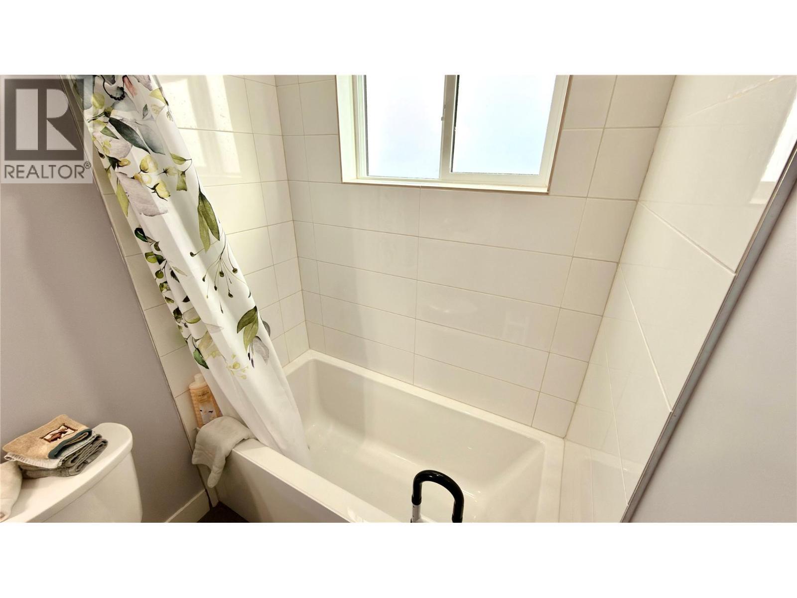 594 Sixth Avenue, Midway, BC - Indoor Photo Showing Bathroom