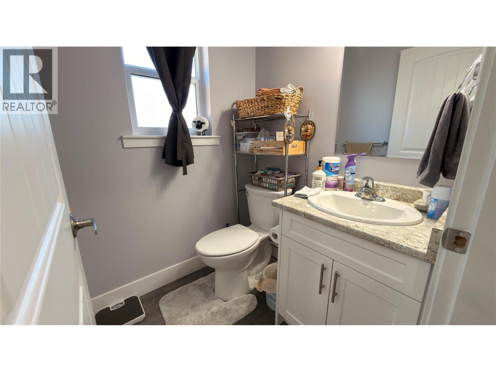 594 Sixth Avenue, Midway, BC - Indoor Photo Showing Bathroom