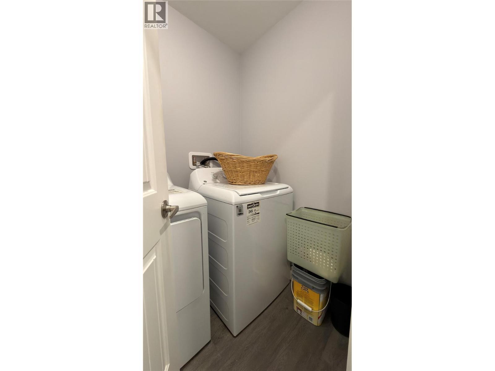 594 Sixth Avenue, Midway, BC - Indoor Photo Showing Laundry Room