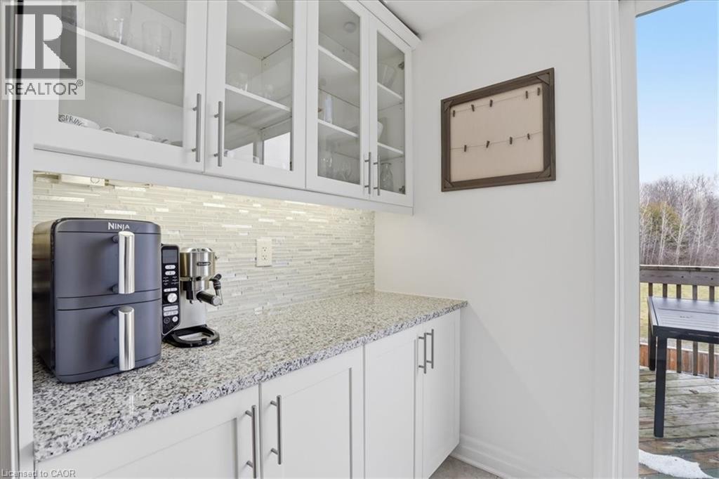 328 Shady Glen Crescent, Kitchener, ON - Indoor Photo Showing Kitchen