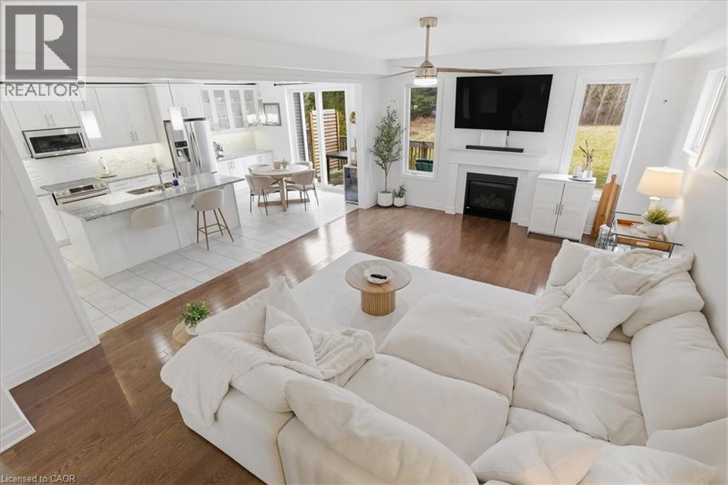 328 Shady Glen Crescent, Kitchener, ON - Indoor Photo Showing Living Room With Fireplace