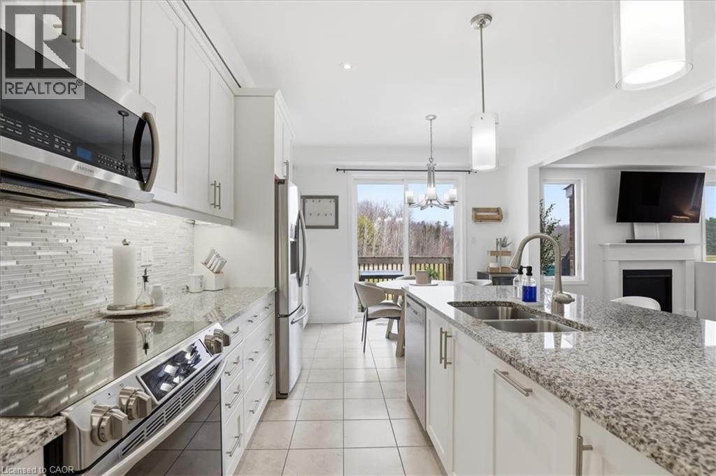 328 Shady Glen Crescent, Kitchener, ON - Indoor Photo Showing Kitchen With Double Sink With Upgraded Kitchen