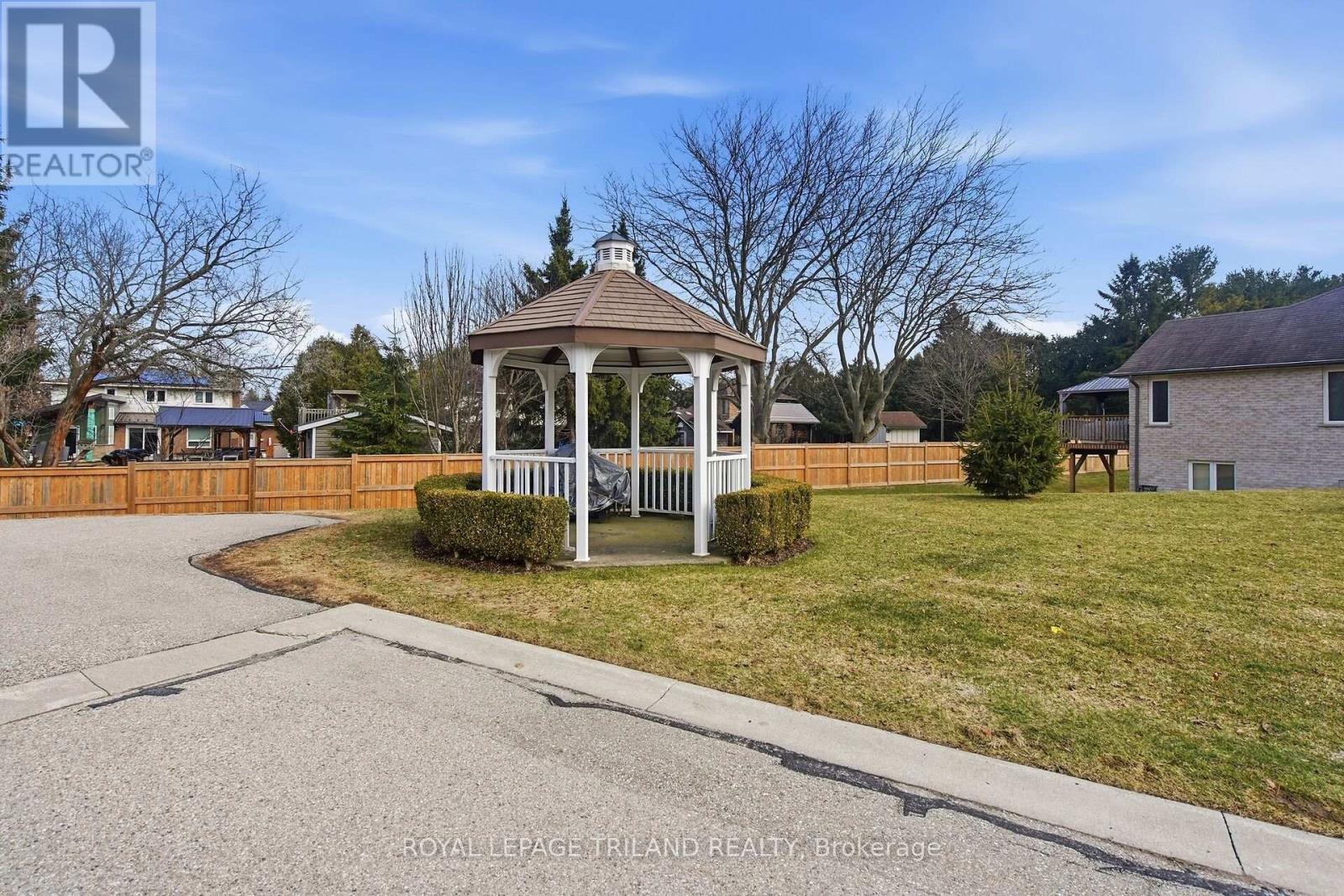 10 - 20 Windemere Place, St. Thomas, ON - Outdoor With Backyard