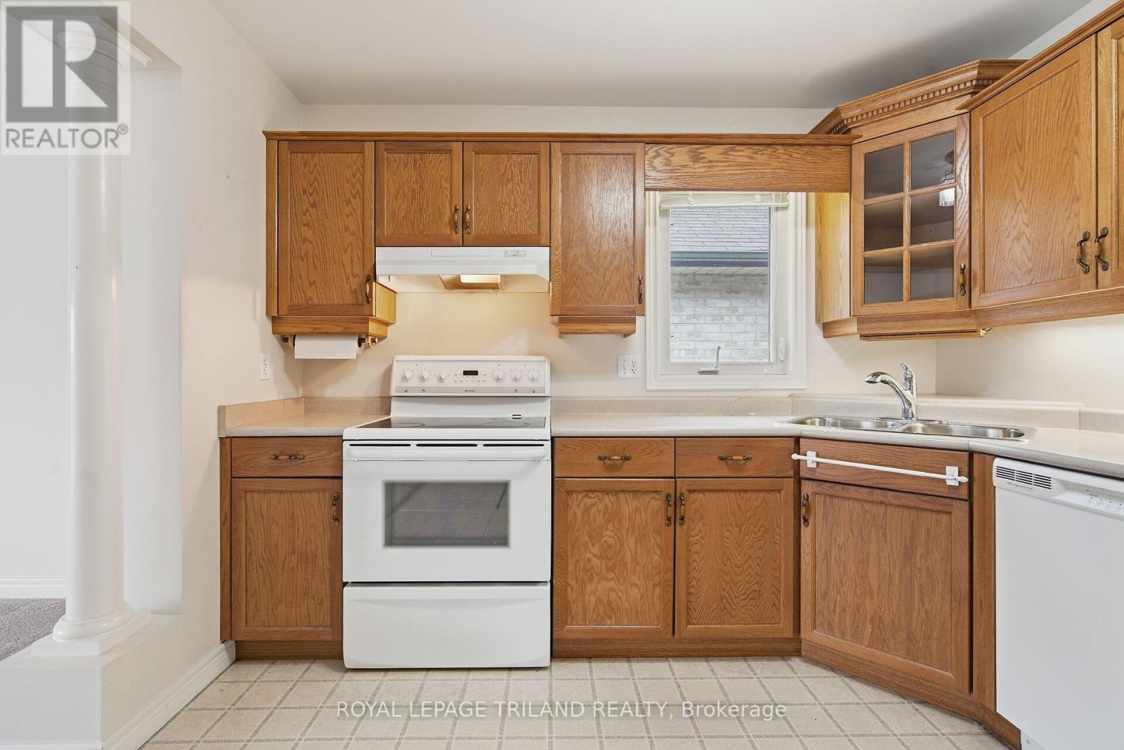 10 - 20 Windemere Place, St. Thomas, ON - Indoor Photo Showing Kitchen With Double Sink