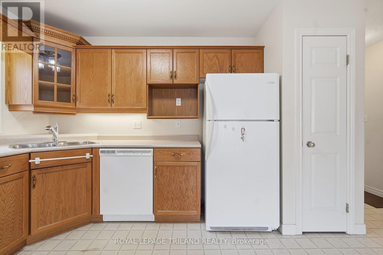 10 - 20 Windemere Place, St. Thomas, ON - Indoor Photo Showing Kitchen With Double Sink