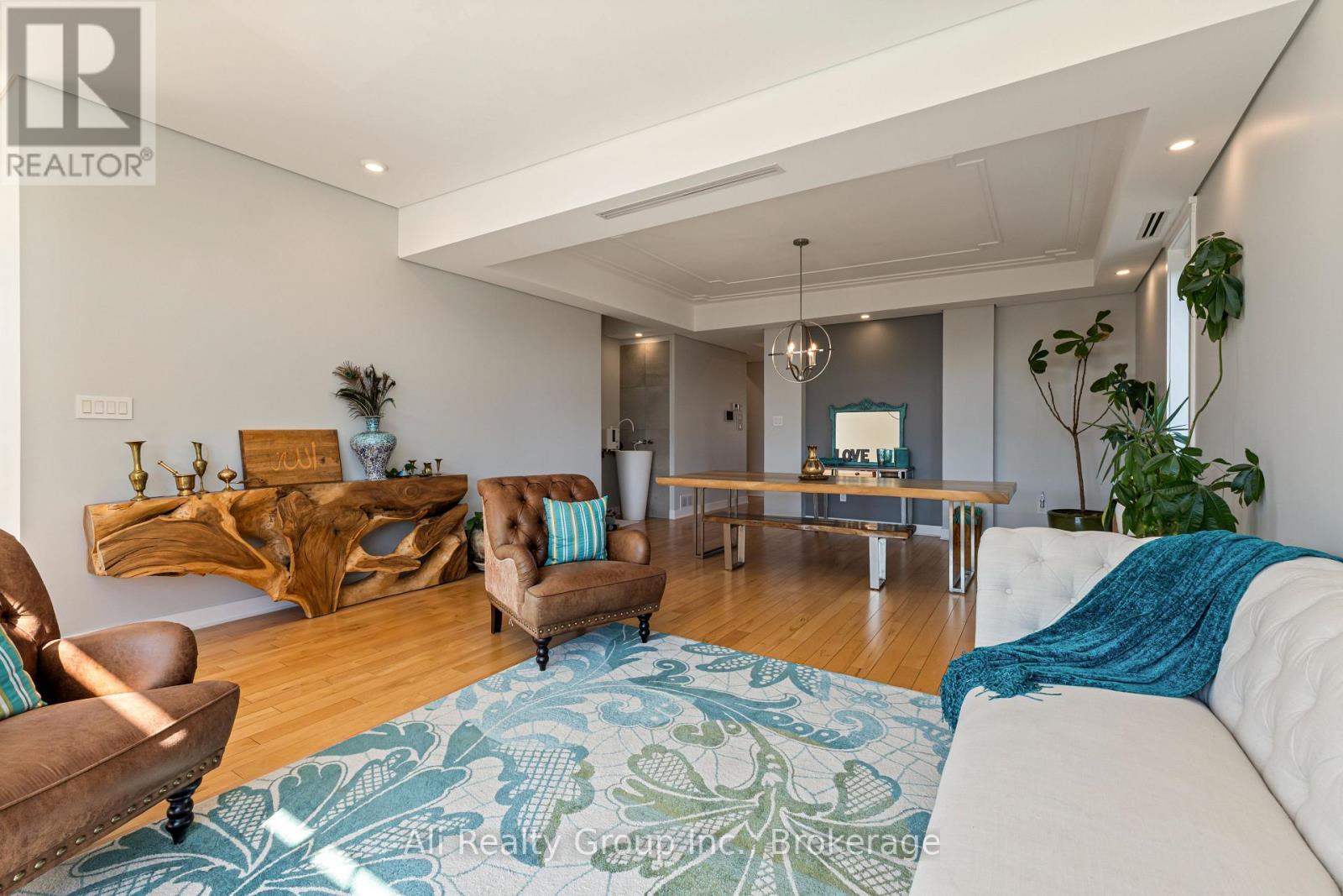 69 Donald Street, Ottawa, ON - Indoor Photo Showing Living Room