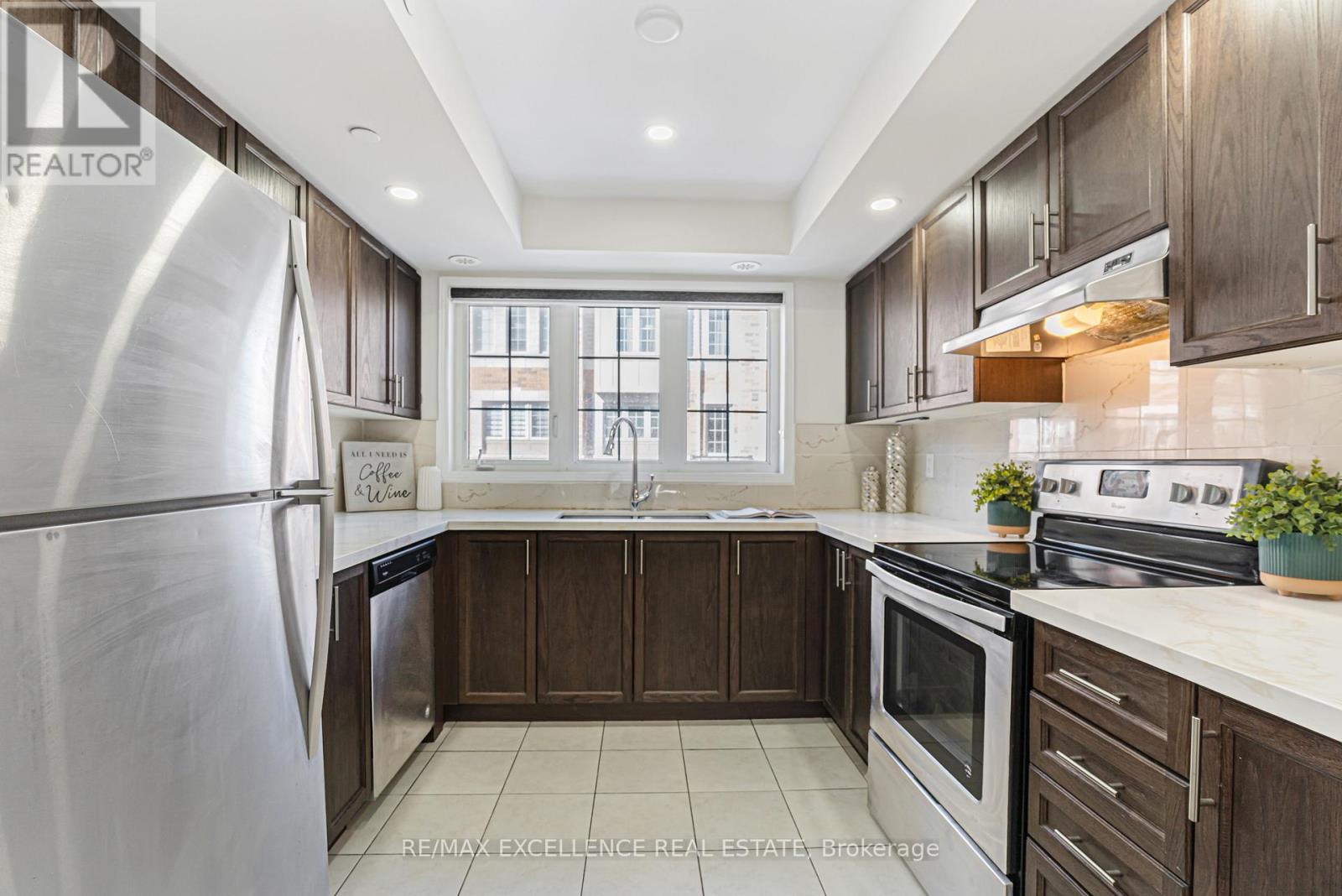 34 Pony Path, Oshawa, ON - Indoor Photo Showing Kitchen With Upgraded Kitchen