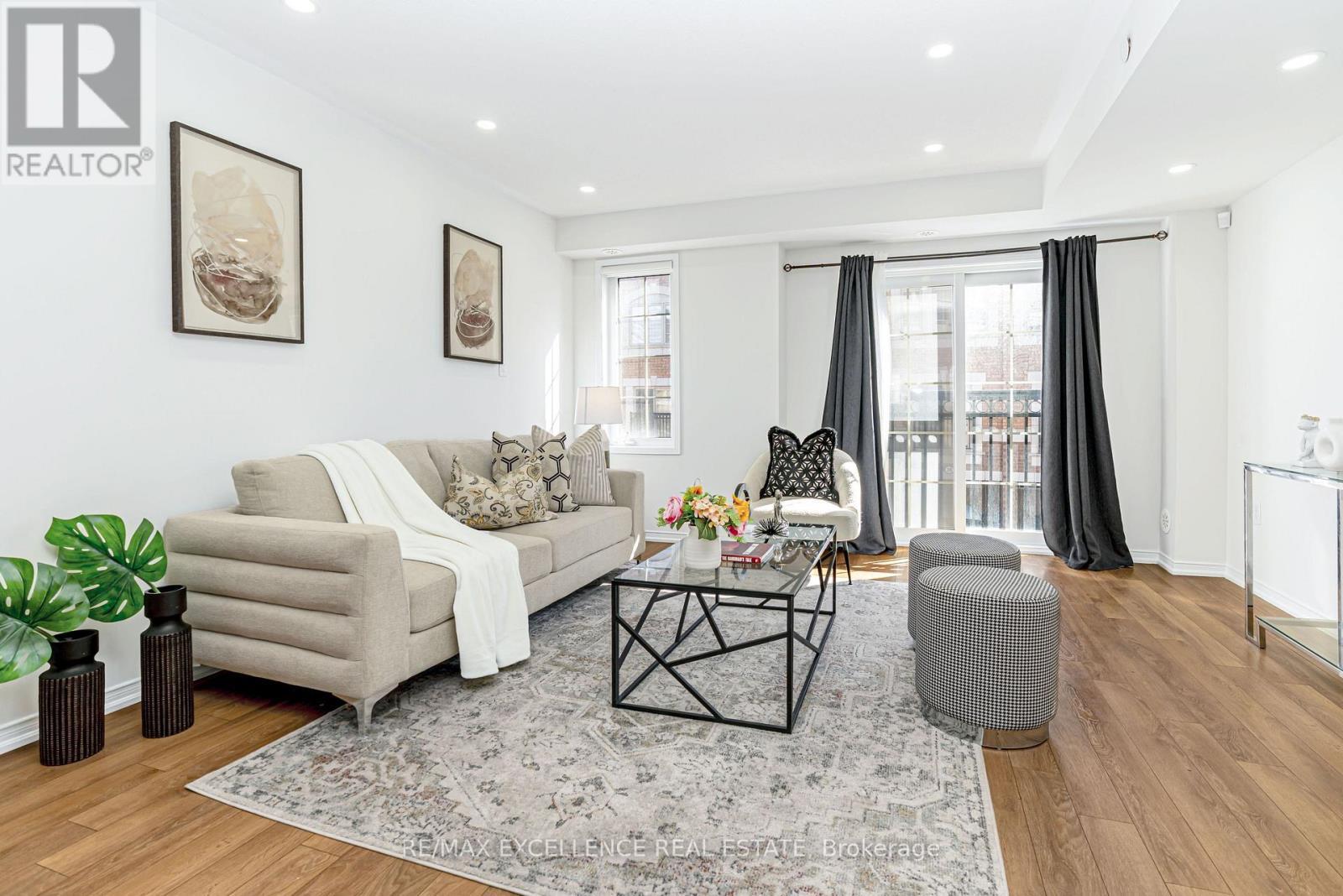 34 Pony Path, Oshawa, ON - Indoor Photo Showing Living Room