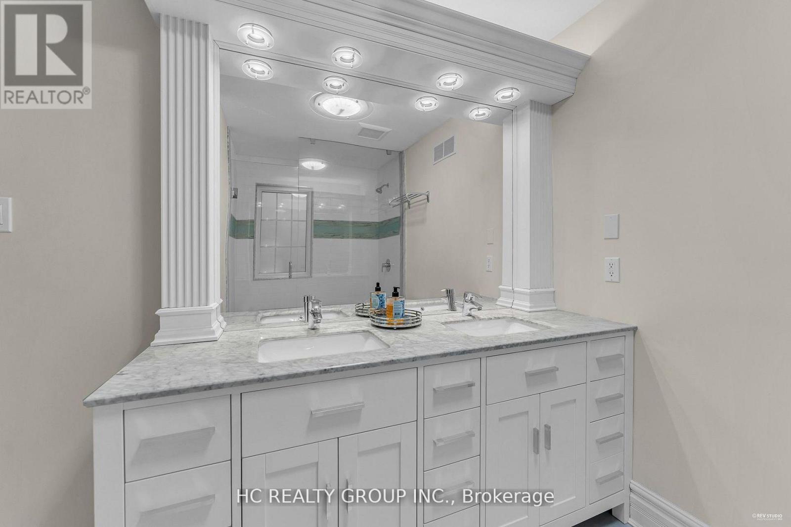 59 Elderberry Trail, Aurora, ON - Indoor Photo Showing Bathroom
