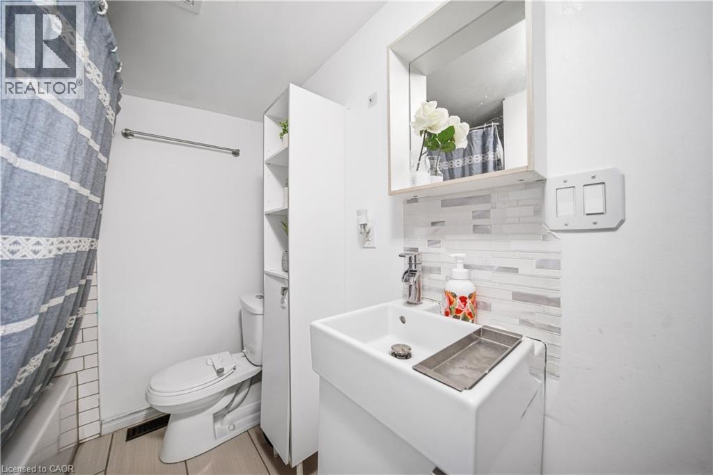 2nd Floor Bathroom. Washer/Dryer Also Located in Bathroom, Subway Tile Back-splash - 107 Queen Street S, Hamilton, ON - Indoor Photo Showing Bathroom