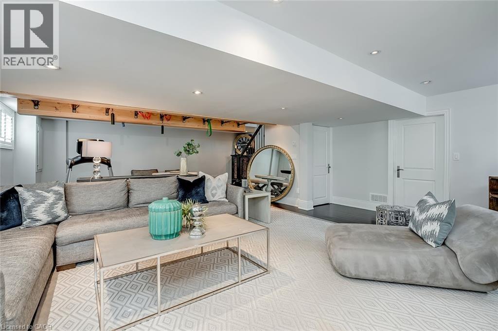234 Brookfield Avenue, Burlington, ON - Indoor Photo Showing Living Room