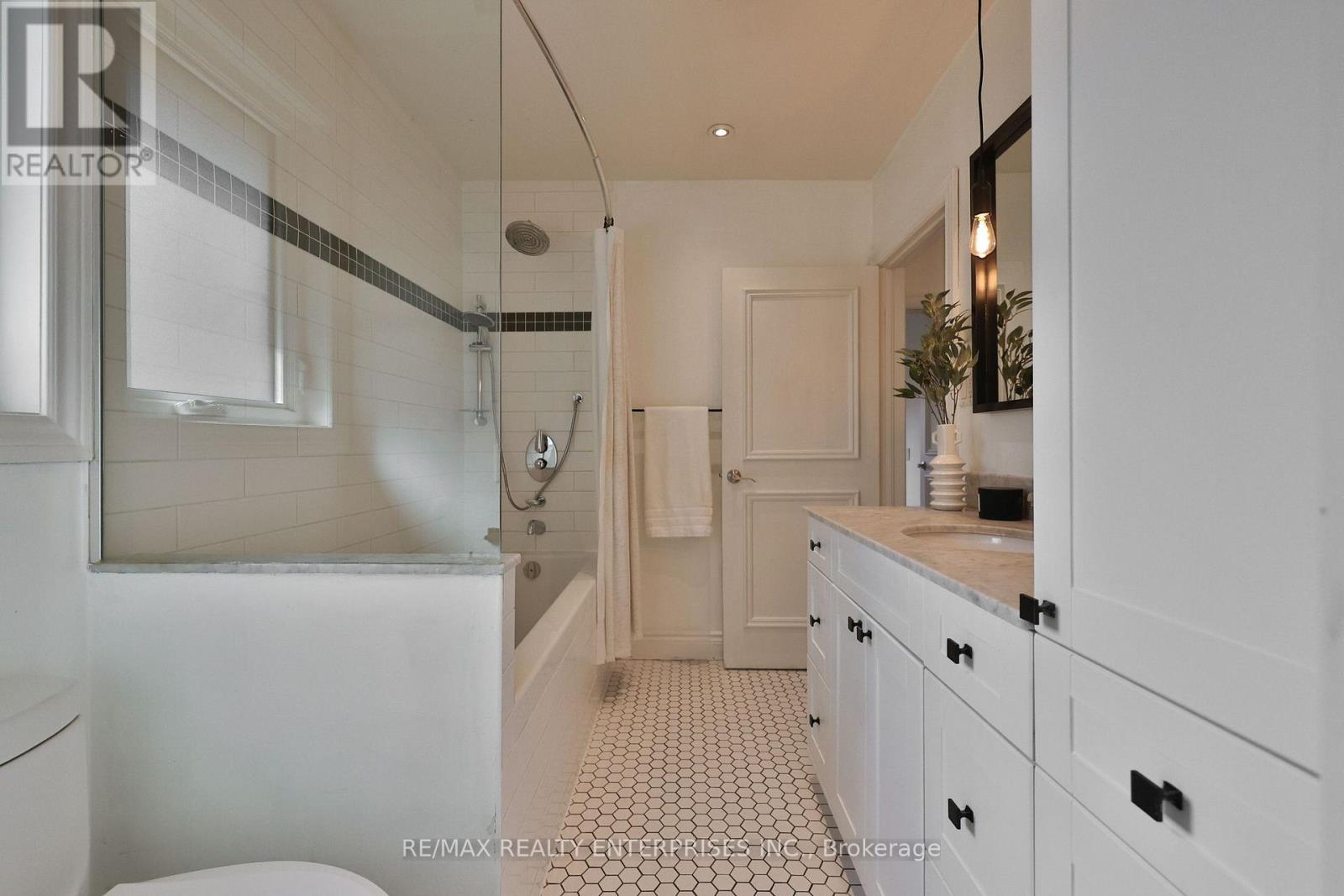 1439 Larchview Trail, Mississauga, ON - Indoor Photo Showing Bathroom