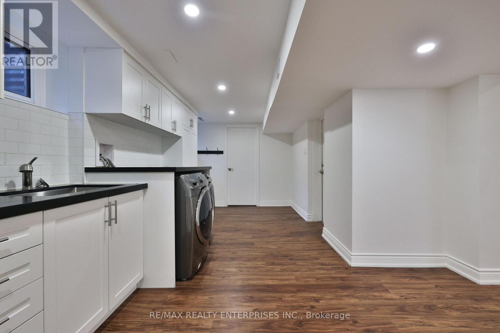 1439 Larchview Trail, Mississauga, ON - Indoor Photo Showing Laundry Room