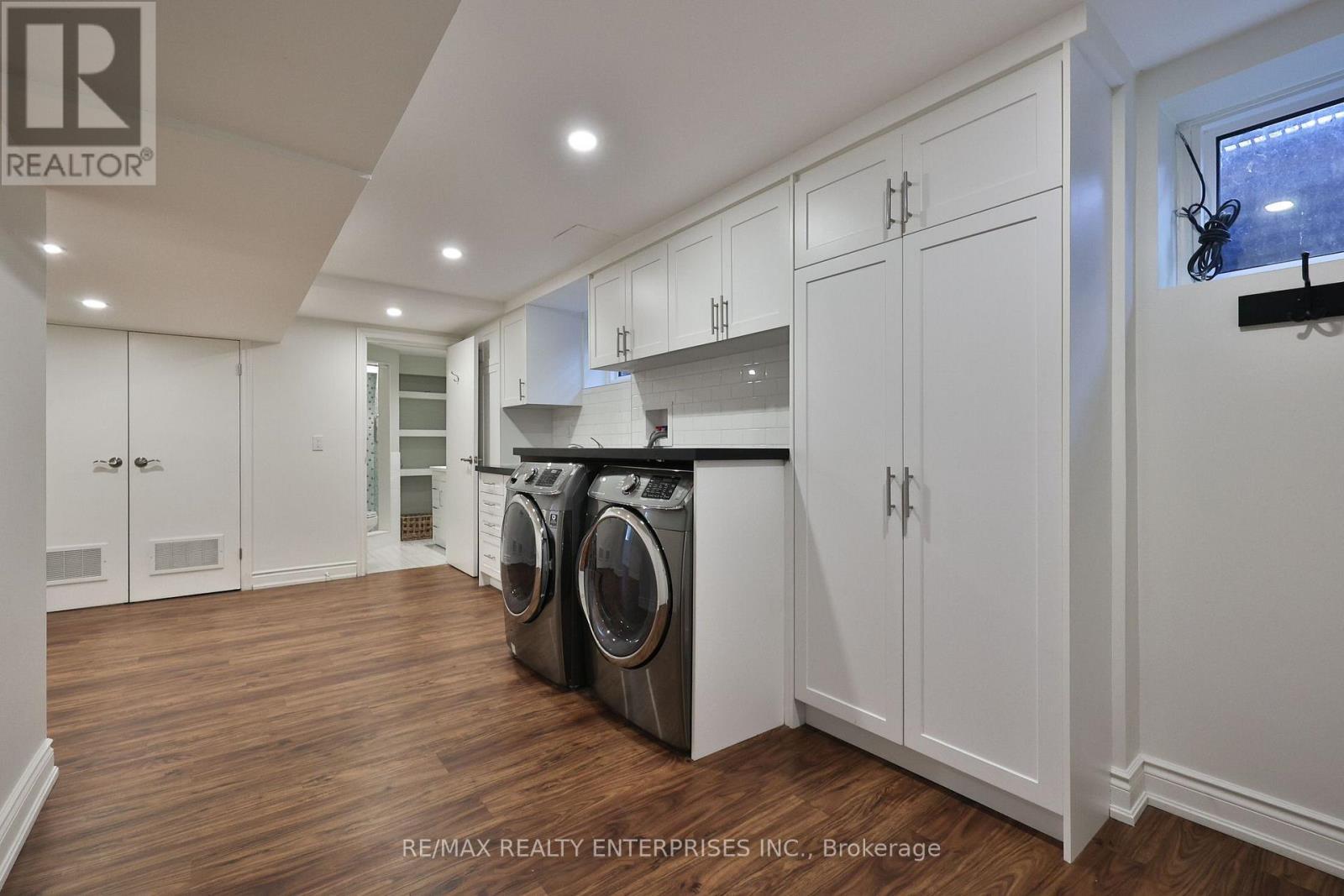 1439 Larchview Trail, Mississauga, ON - Indoor Photo Showing Laundry Room