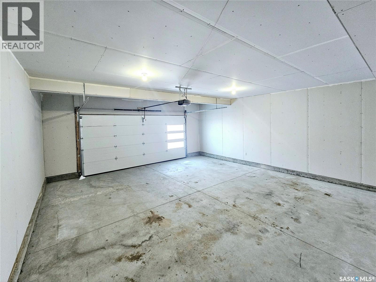 310 Flynn Manor, Saskatoon, SK - Indoor Photo Showing Garage