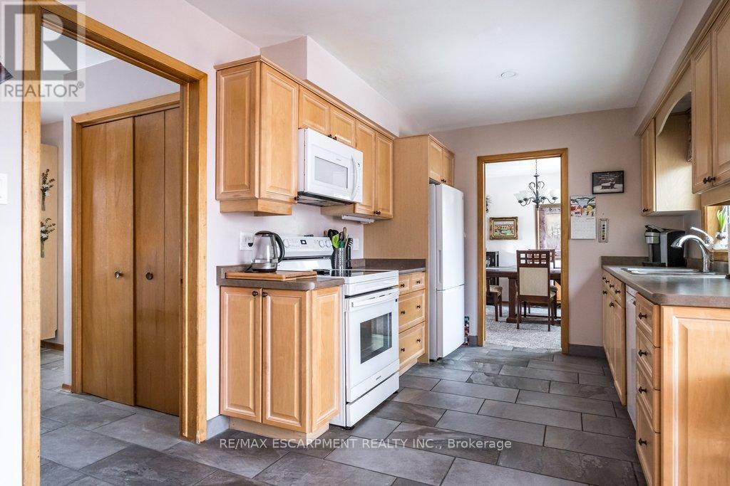 19 Chateau Court, Hamilton, ON - Indoor Photo Showing Kitchen