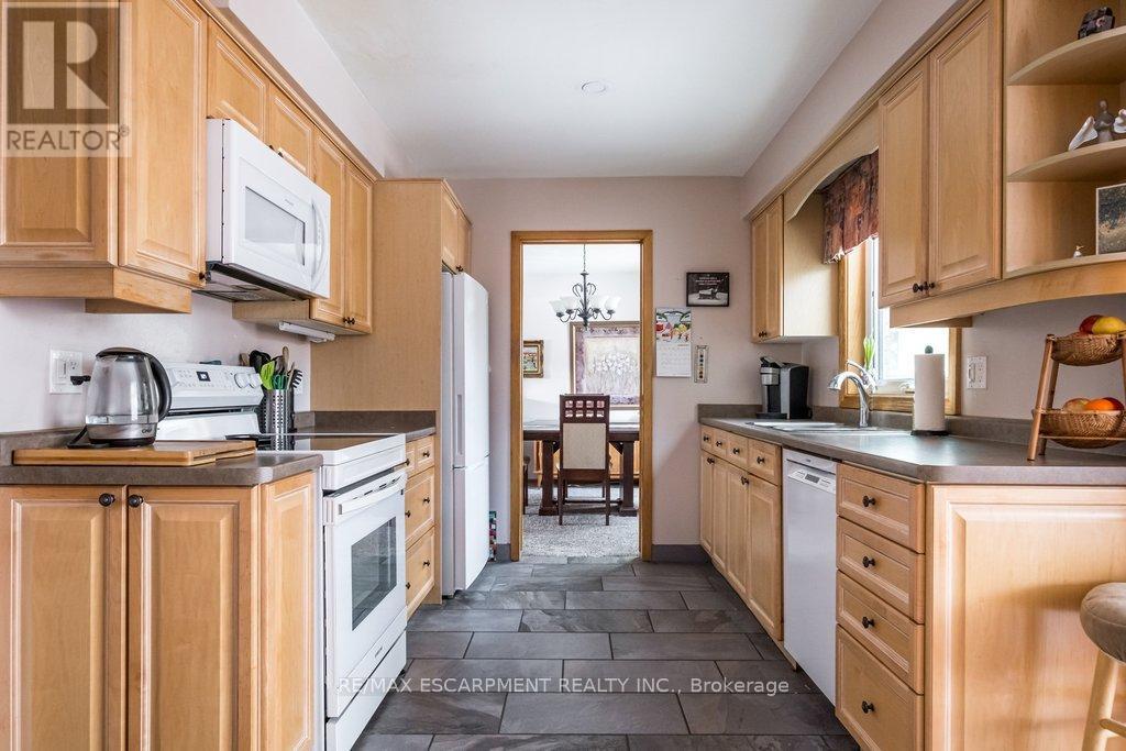 19 Chateau Court, Hamilton, ON - Indoor Photo Showing Kitchen