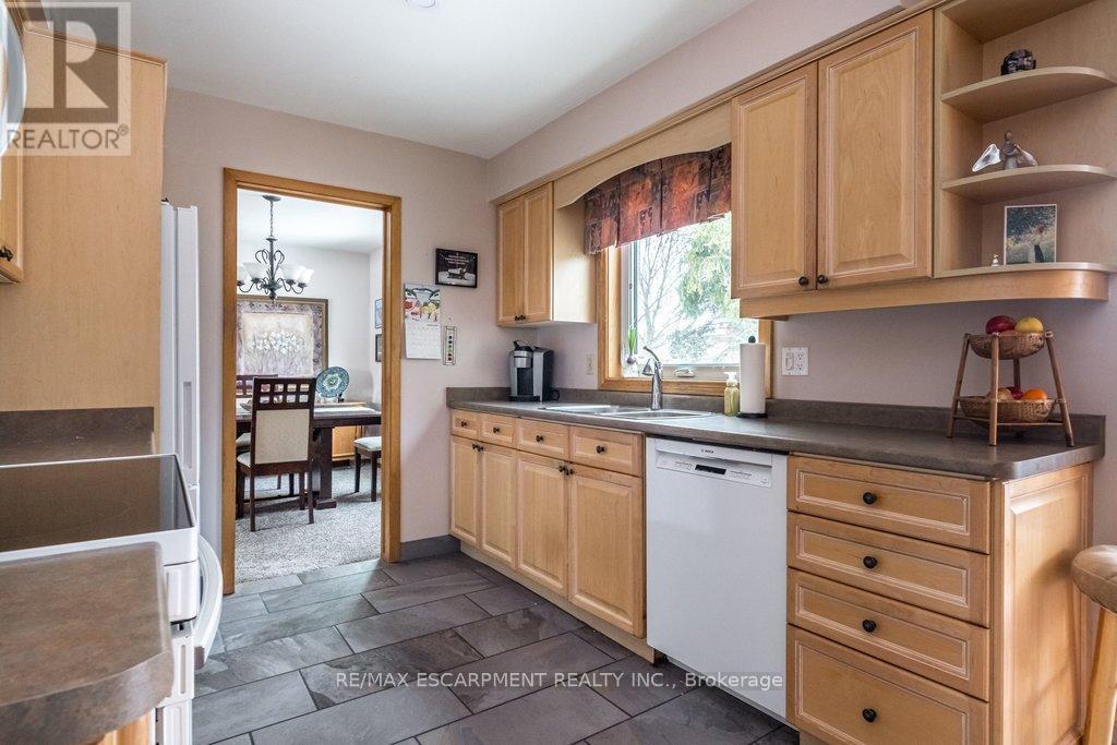 19 Chateau Court, Hamilton, ON - Indoor Photo Showing Kitchen