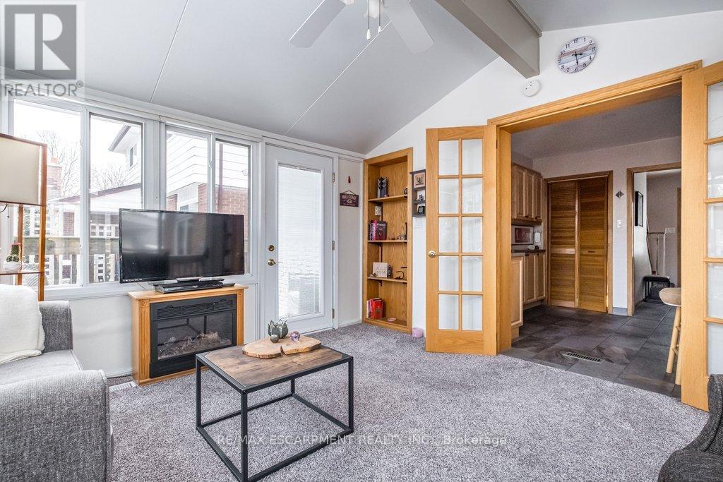 19 Chateau Court, Hamilton, ON - Indoor Photo Showing Living Room With Fireplace