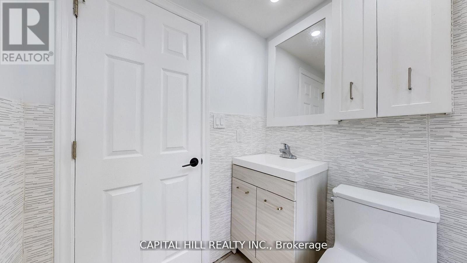 160 Picton Street E, Hamilton, ON - Indoor Photo Showing Bathroom