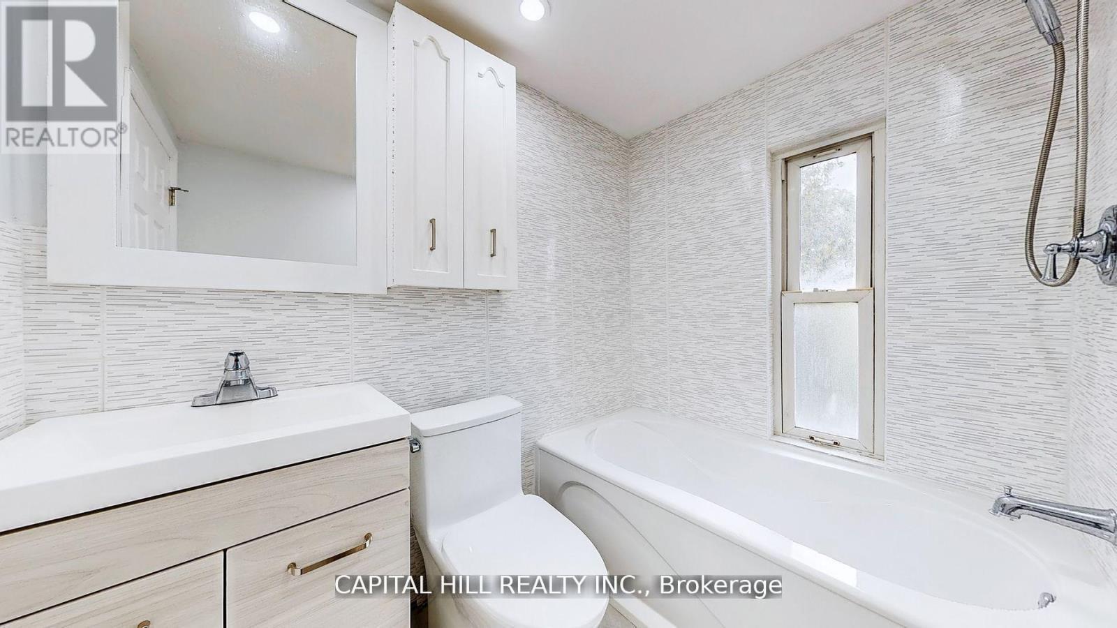 160 Picton Street E, Hamilton, ON - Indoor Photo Showing Bathroom
