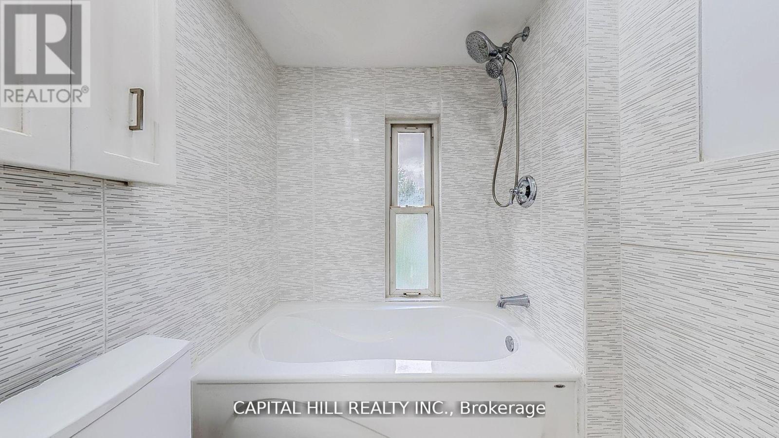 160 Picton Street E, Hamilton, ON - Indoor Photo Showing Bathroom