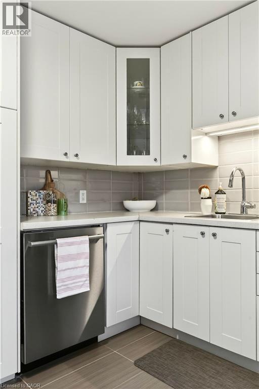 74 Belmont Avenue, Hamilton, ON - Indoor Photo Showing Kitchen