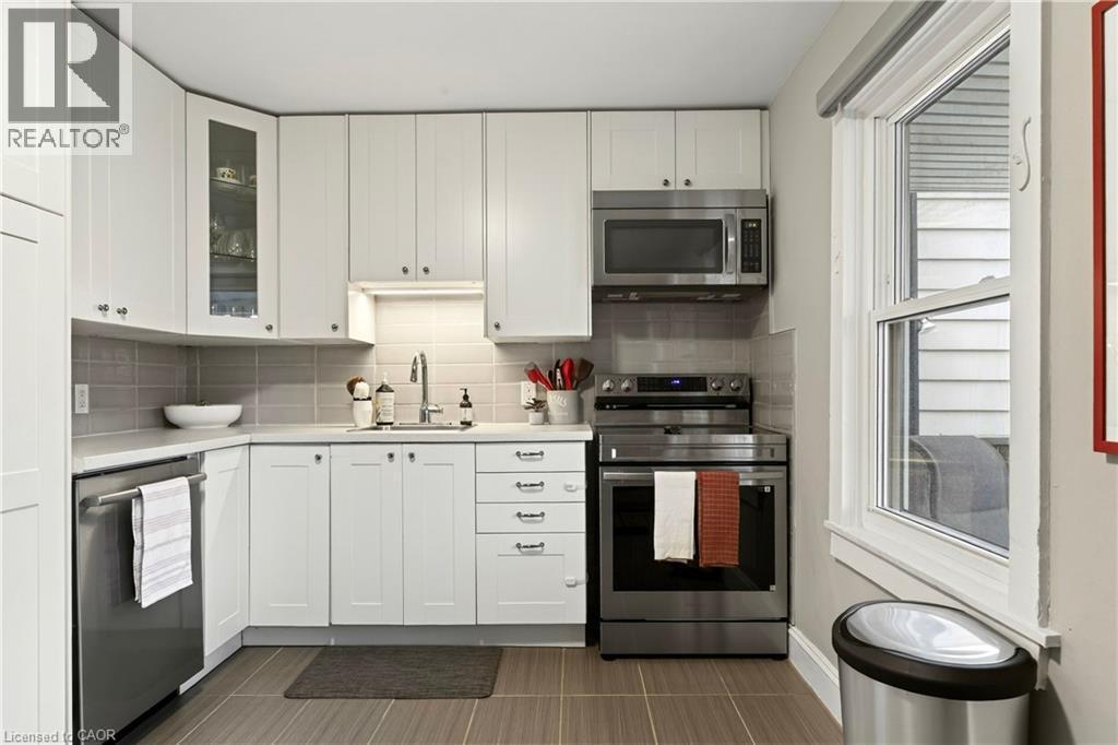 74 Belmont Avenue, Hamilton, ON - Indoor Photo Showing Kitchen