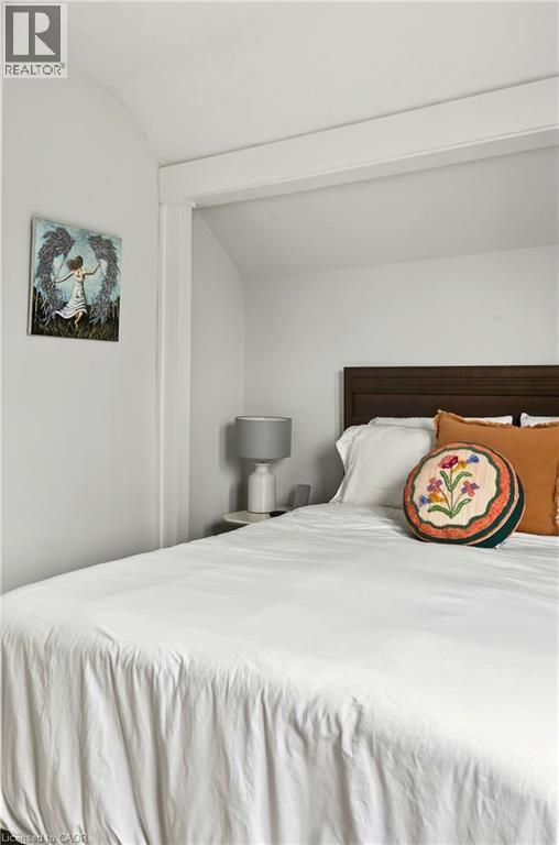 74 Belmont Avenue, Hamilton, ON - Indoor Photo Showing Bedroom