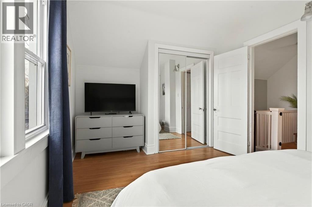 74 Belmont Avenue, Hamilton, ON - Indoor Photo Showing Bedroom