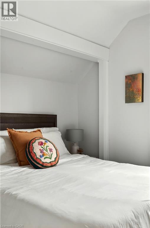 74 Belmont Avenue, Hamilton, ON - Indoor Photo Showing Bedroom