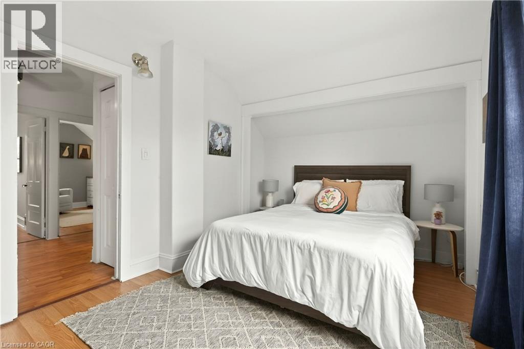 74 Belmont Avenue, Hamilton, ON - Indoor Photo Showing Bedroom