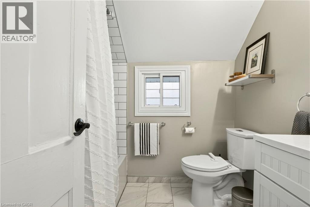 74 Belmont Avenue, Hamilton, ON - Indoor Photo Showing Bathroom