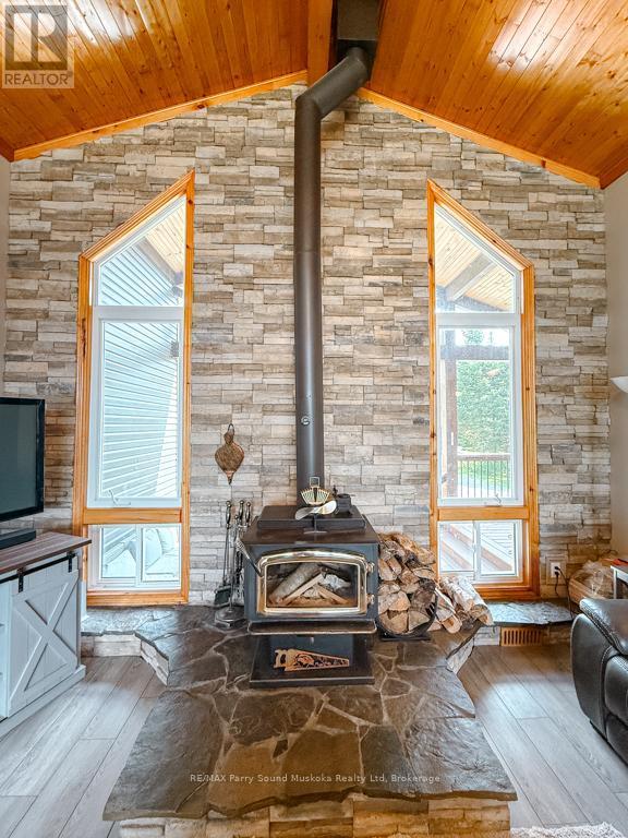 127 Burnetts Road, Mckellar, ON - Indoor Photo Showing Living Room