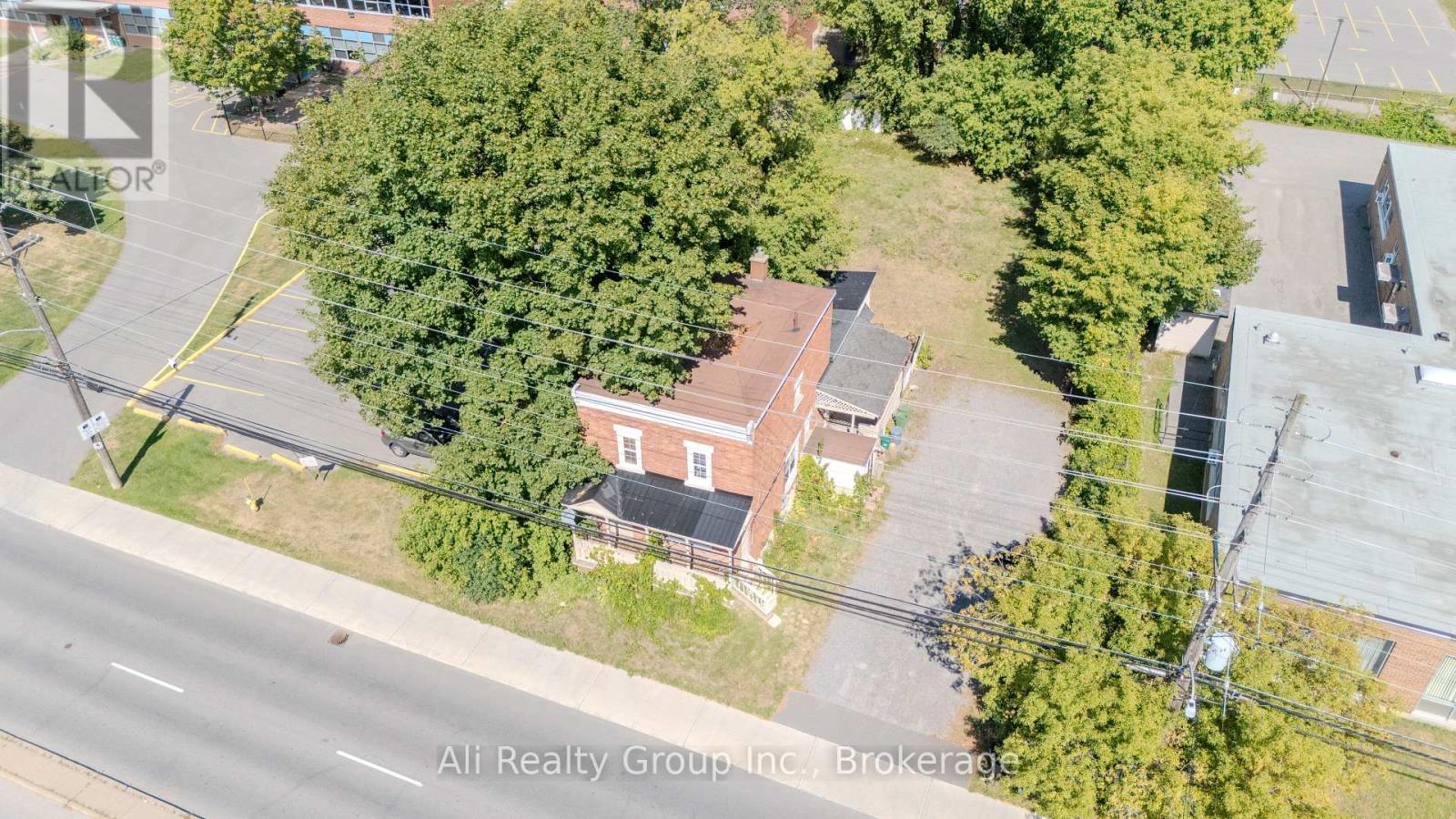 713 St Laurent Boulevard, Ottawa, ON