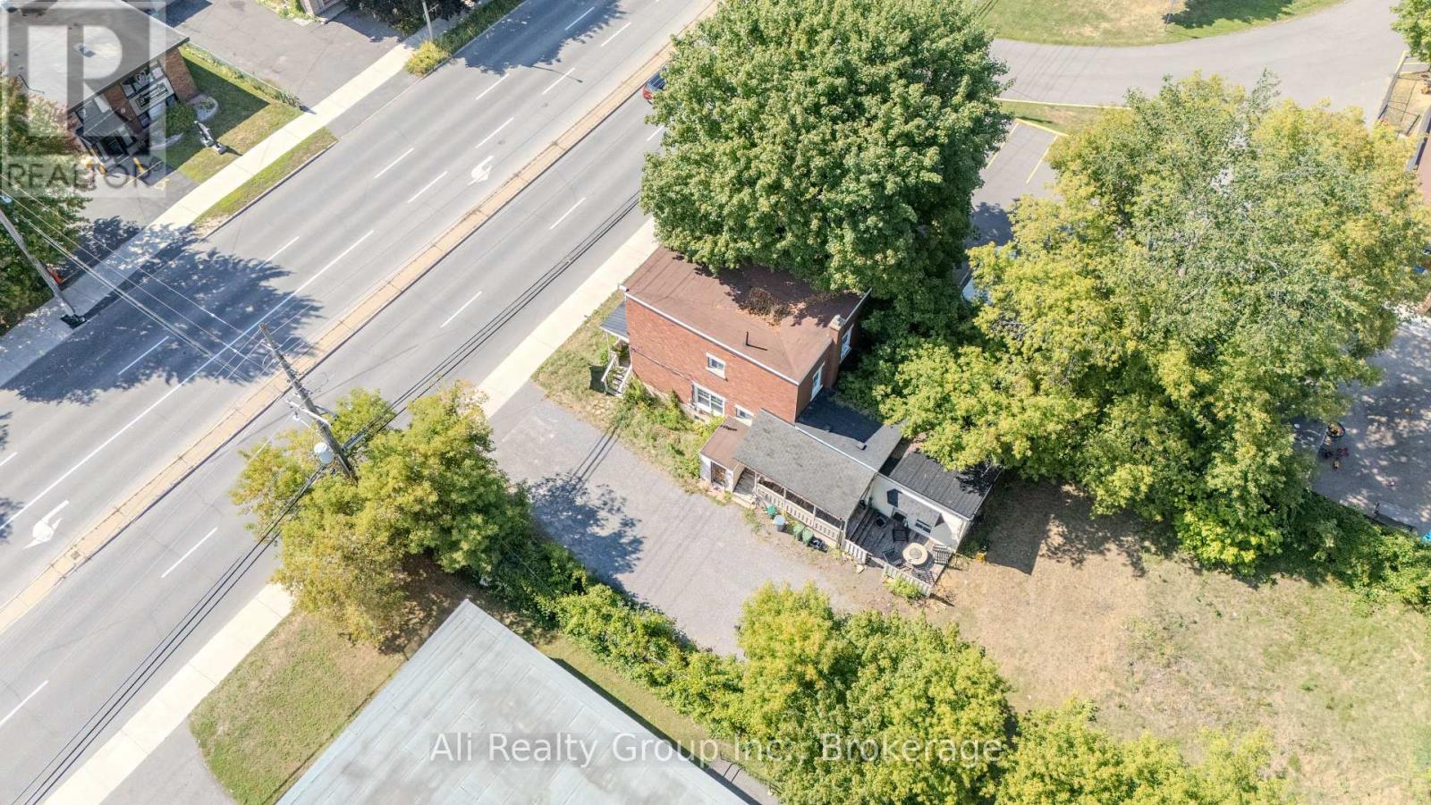 713 St Laurent Boulevard, Ottawa, ON