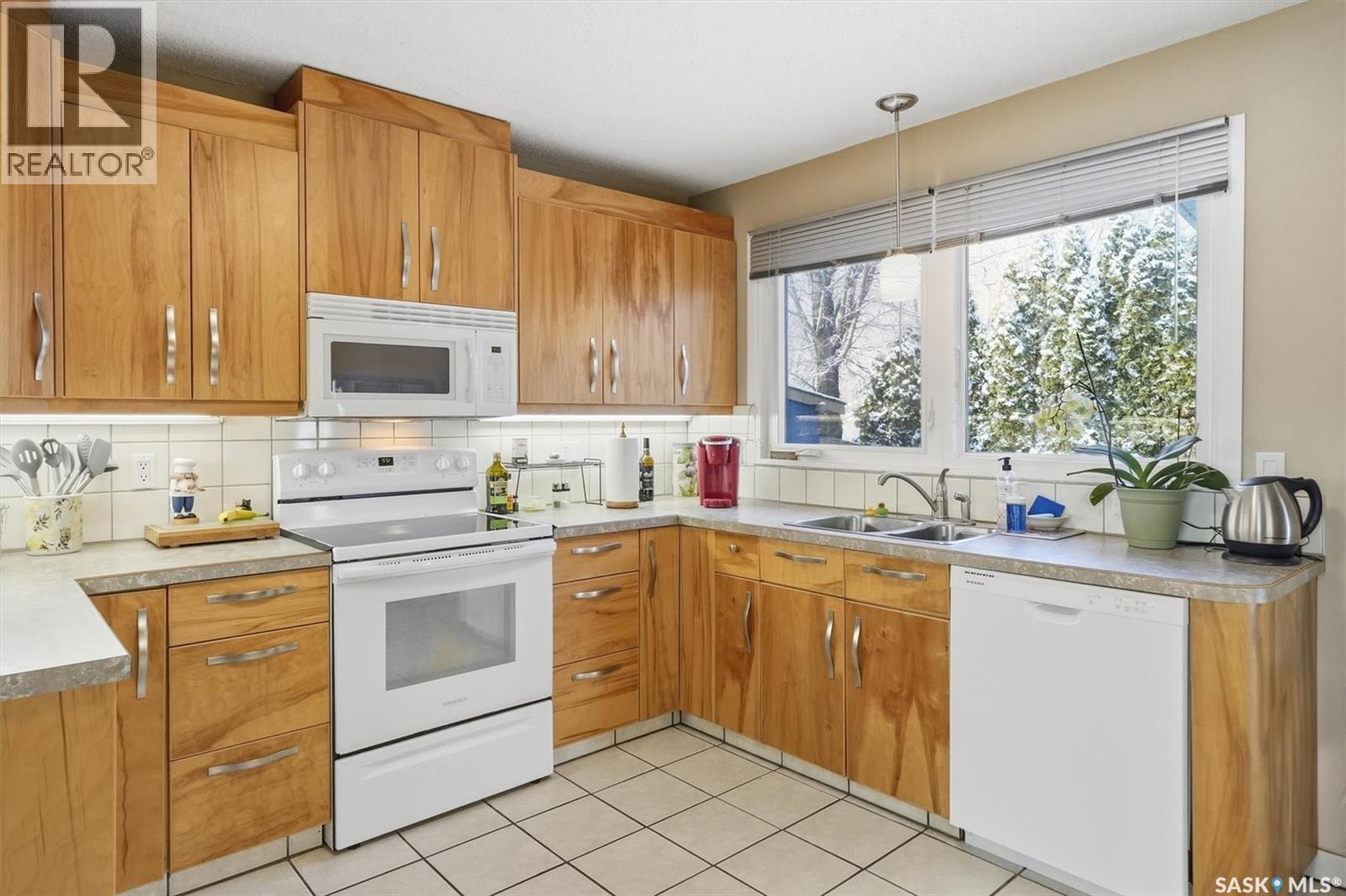 2195 Easthill, Saskatoon, SK - Indoor Photo Showing Kitchen With Double Sink