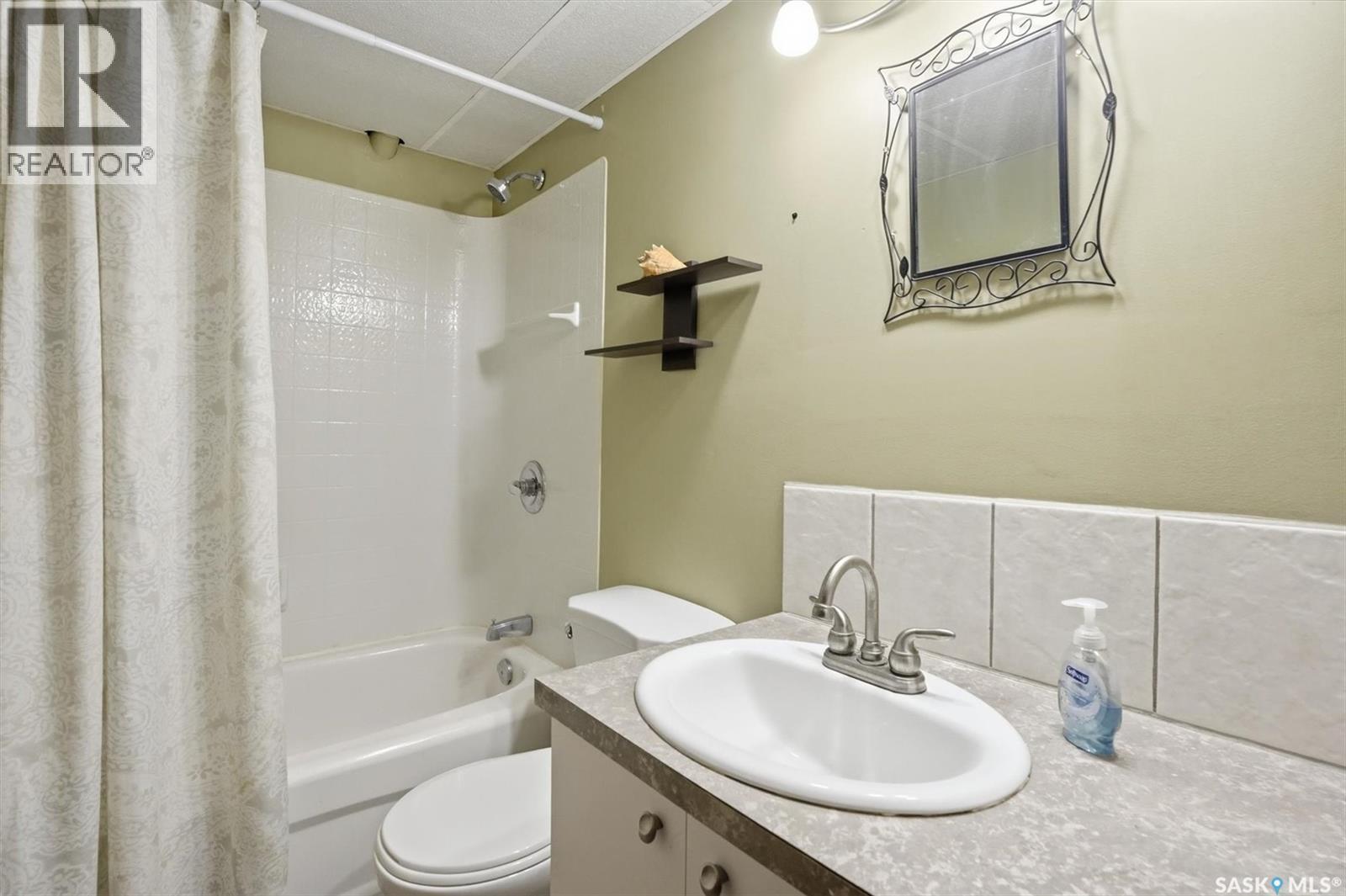2195 Easthill, Saskatoon, SK - Indoor Photo Showing Bathroom