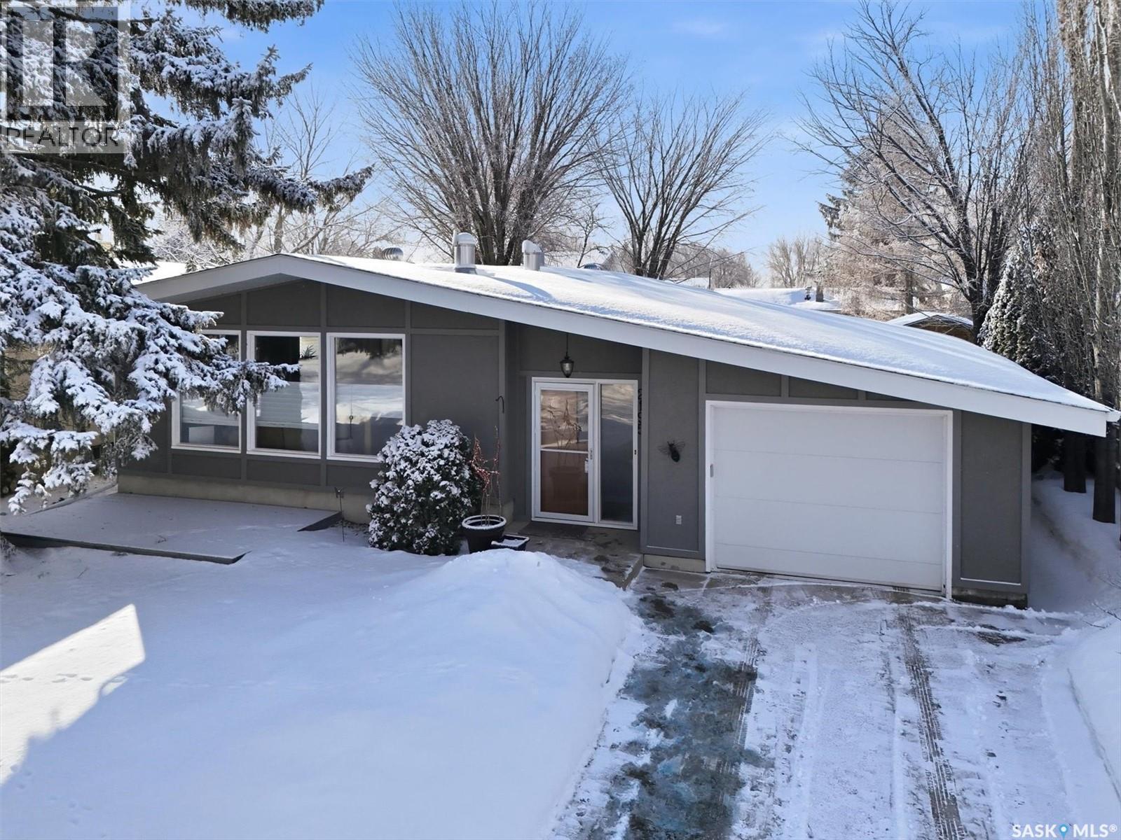 2195 Easthill, Saskatoon, SK - Outdoor