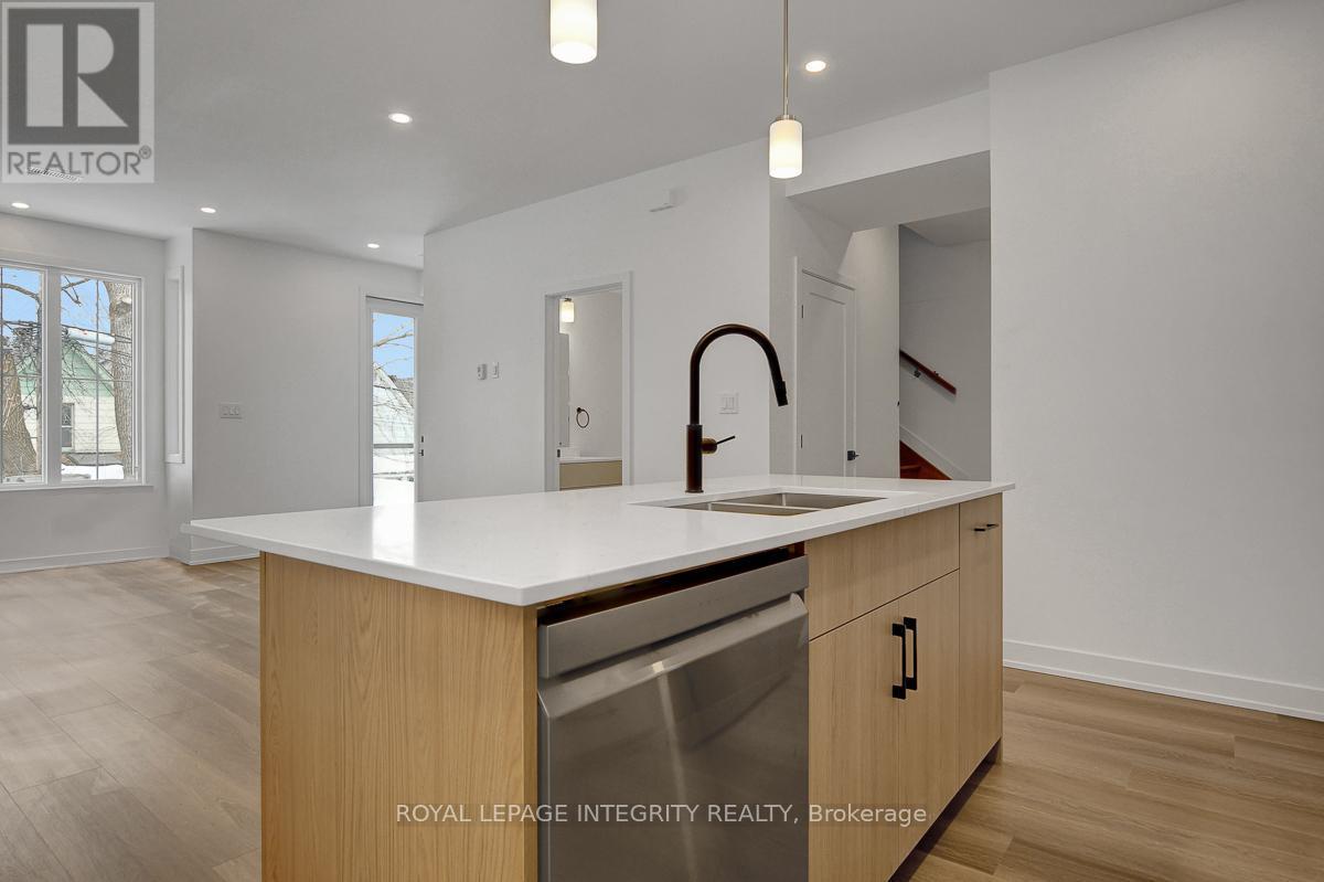 35 Ella Street, Ottawa, ON - Indoor Photo Showing Kitchen With Double Sink