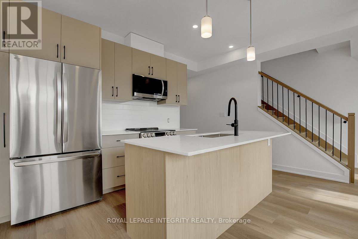 35 Ella Street, Ottawa, ON - Indoor Photo Showing Kitchen With Upgraded Kitchen
